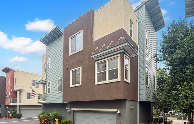 Great 2B/2.5BA Townhome in Escondido!