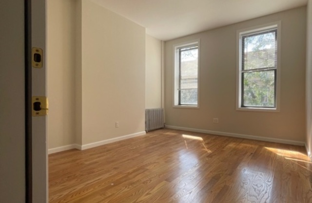 2 beds, 1 bath, $2,510, Unit R3