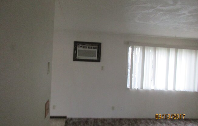 Upstairs Apartment Near Food and Shopping