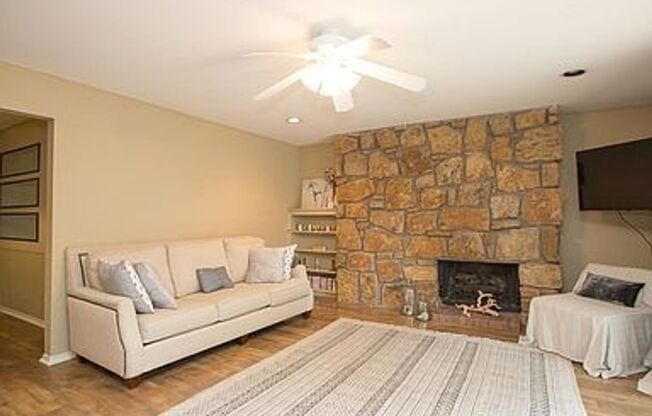 NO PETS ALLOWED: Wonderful 2 bedroom, 2 bath duplex unit has been well-maintained. Quiet midtown Tulsa neighborhood.