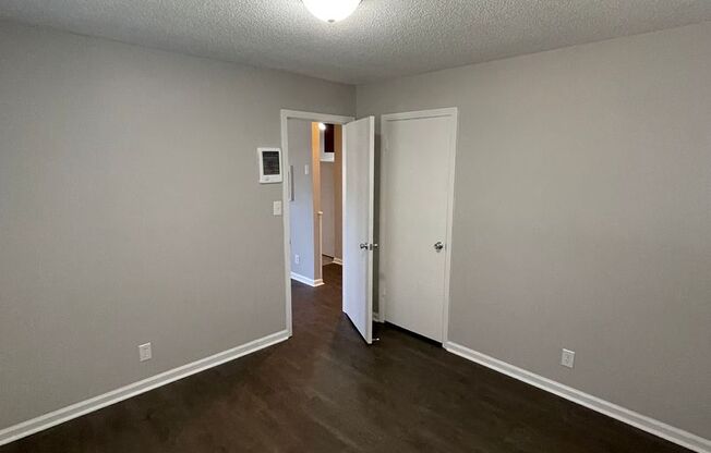 2 beds, 1 bath, 700 sqft, $795, Unit B