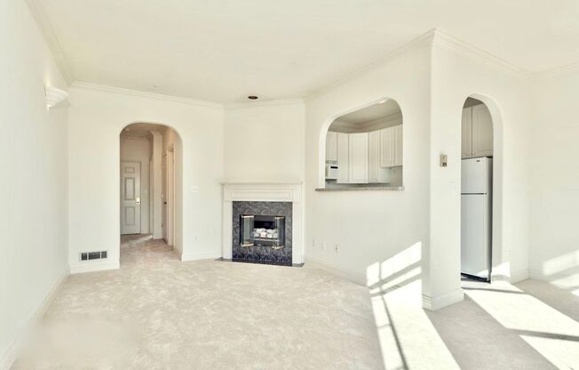 Stellar Location In Marina Top Floor 1 Bedroom / 1 Bath & Washer/Dryer
