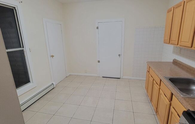 3 beds, 1 bath, 1,000 sqft, $2,100