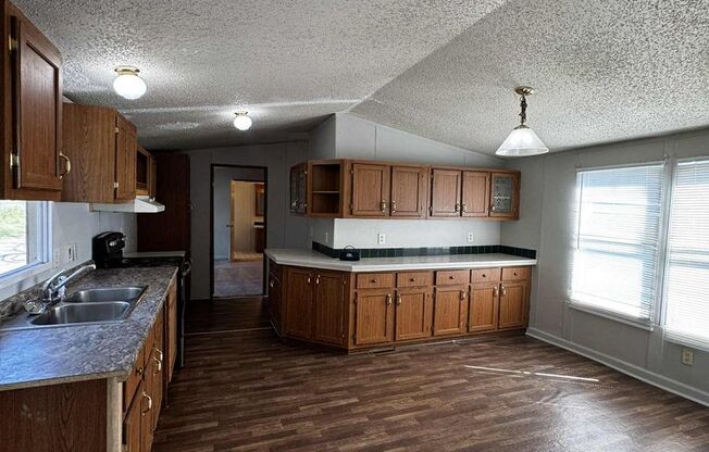 Affordable and spacious! South Wichita mobile home