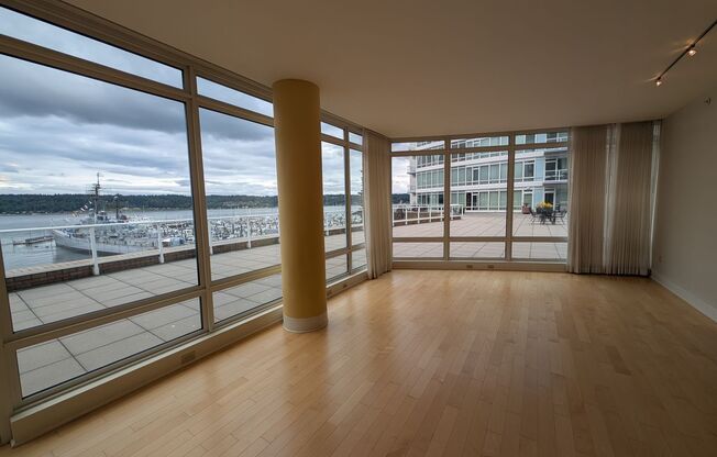 Commuter Delight, Walking Distance to Bremerton Ferry and to Downtown Shops.