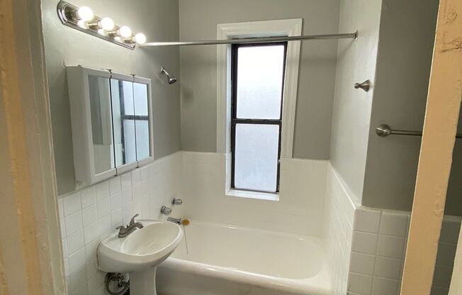 Studio, 1 bath, 370 sqft, $1,300, Unit 405