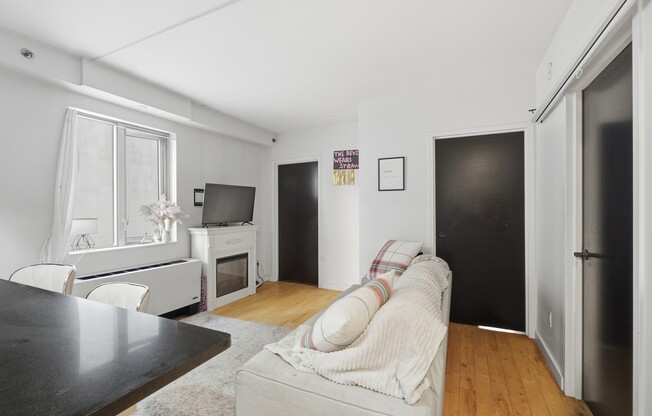 3 beds, 1 bath, 775 sqft, $4,200, Unit A6C