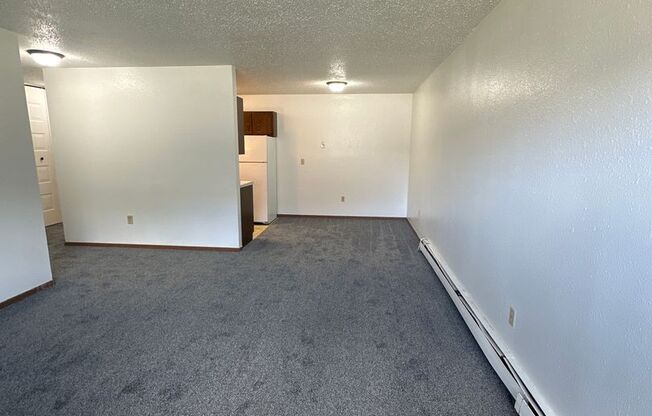 2 beds, 1 bath, $850, Unit 04