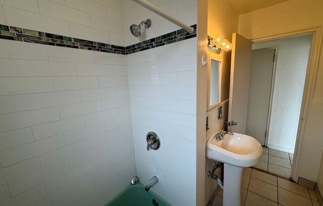 3 beds, 1 bath, 800 sqft, $2,100, Unit 406D