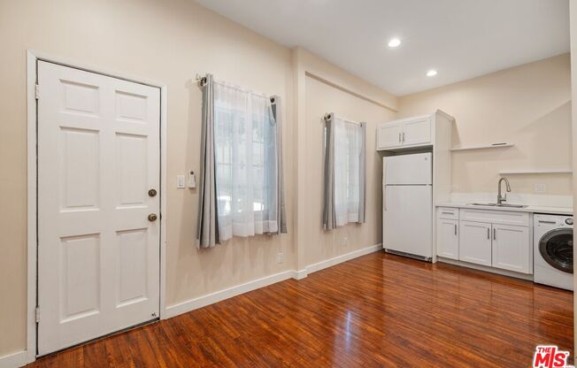 1115 N Beverly Glen