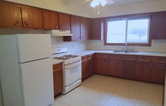 2 beds, 1 bath, $1,440, Unit 12