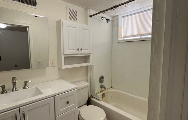 1 bed, 1 bath, $750, Unit 447.5 E Lawton St