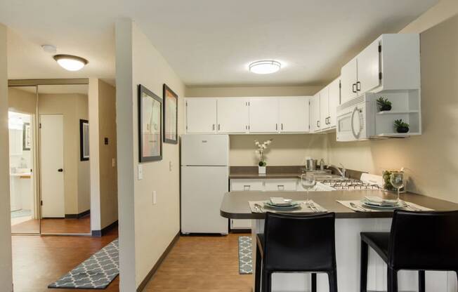 Ridgewood Arches Apartments Living Room with white countertops in Minneapolis, Minnesota