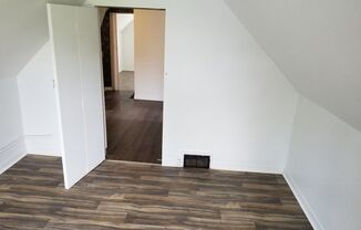 2 beds, 1 bath, $725, Unit B