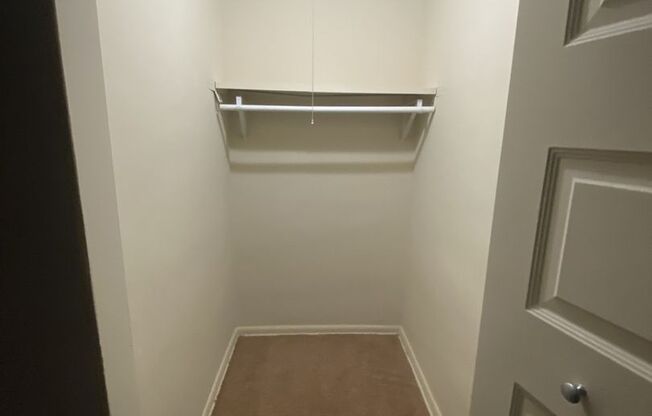 2 beds, 1 bath, 900 sqft, $1,450, Unit B211