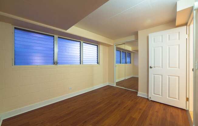 Napili Towers bedroom with mirror doored closet