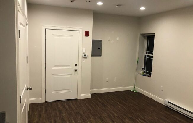 Studio, 1 bath, 370 sqft, $1,850, Unit 17