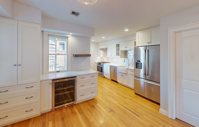 214 W 7 ST