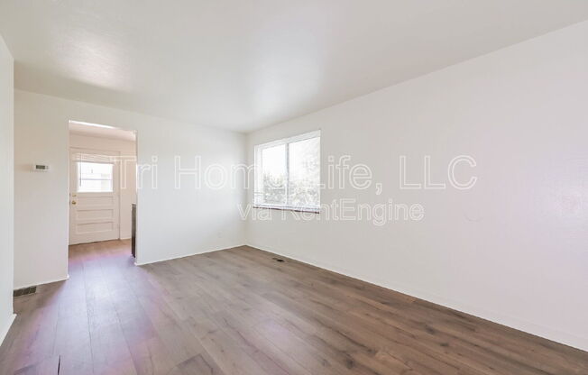 9295 E 14 AVE