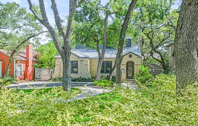 RENOVATED 5-BEDROOM HOME IN ALAMO HEIGHTS