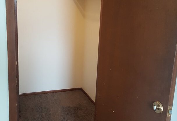 2 beds, 1 bath, $1,050, Unit 35-102