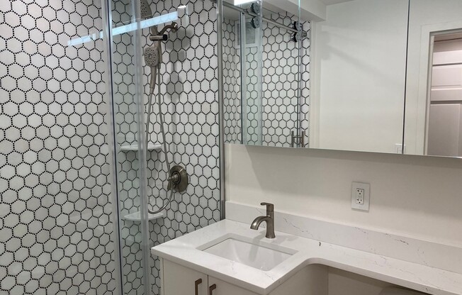 1 bed, 1 bath, 735 sqft, $4,000, Unit 25R