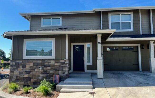 Stylish 3 Bedroom Duplex with Scenic Views and Modern Amenities: Your Perfect Redmond Retreat