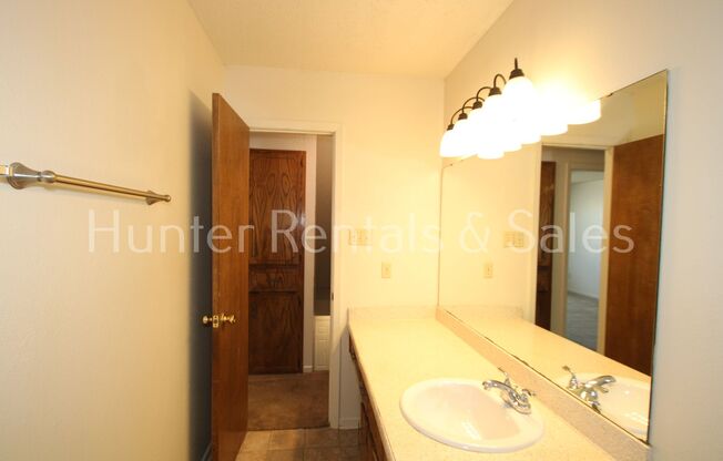 2 beds, 1.5 baths, $725