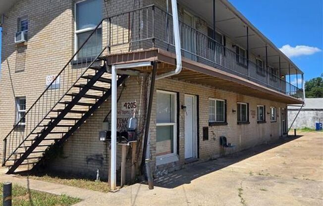 Updated 2-Bedroom Unit in Prime Dallas Location – Water Included!