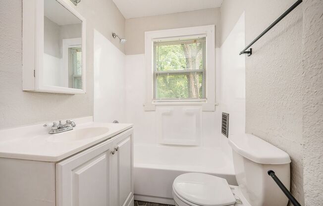 2-bedroom, 1-bathroom duplex is located in the heart of Kansas City