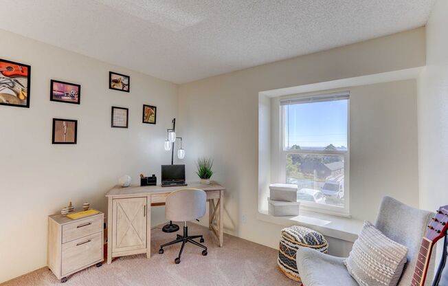 2 beds, 2 baths, 870 sqft, $1,735, Unit 10-112