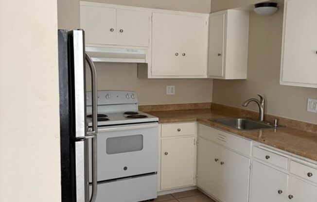 3 beds, 1 bath, 891 sqft, $2,100, Unit 333 South 8th St.