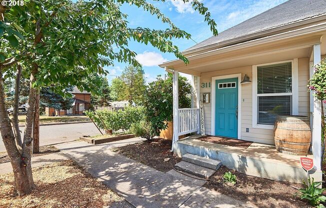 3BD/2BTH Historical Home in Newberg!