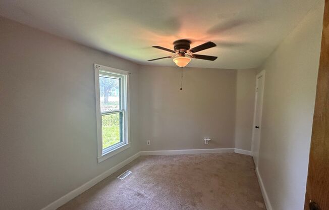 3 beds, 1 bath, 850 sqft, $1,300