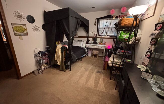 3 beds, 1.5 baths, $1,600, Unit Unit 2