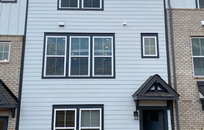 Fantastic 3BR/2.5BA Townhome located in The Elm at Stonecrest