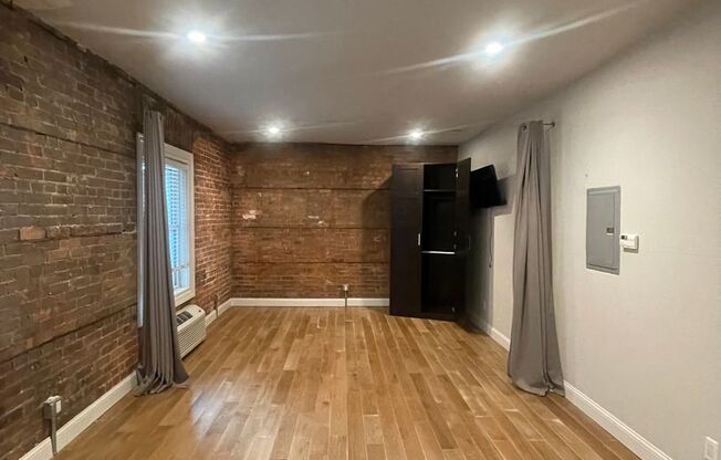 Studio, 1 bath, 350 sqft, $1,095, Unit Studio