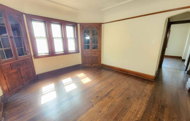 Renovated 2-Bedroom Upper Duplex Unit
