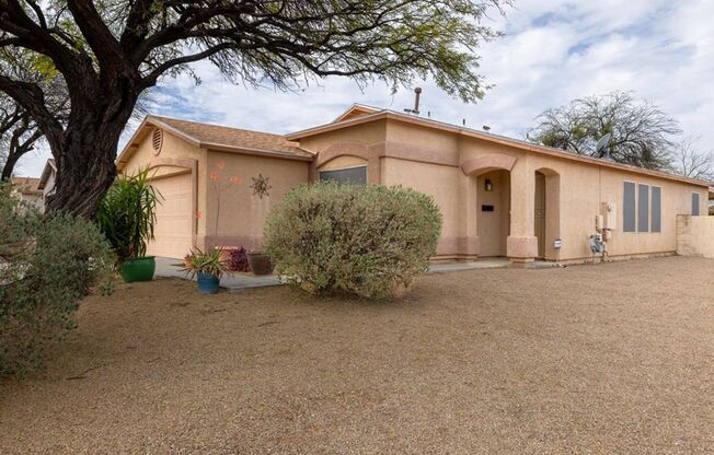 3 Bedroom 2 Bathroom -VAIL SCHOOL DISTRICT!!! CORNER LOT NEAR PURPLE HEART PARK!