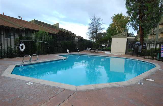 2 Bed/2.5 Bath Condo at College Park Townhomes!