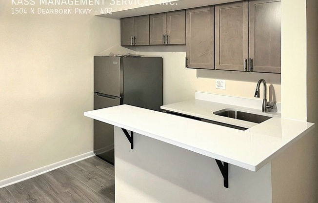 1504 N DEARBORN PKWY