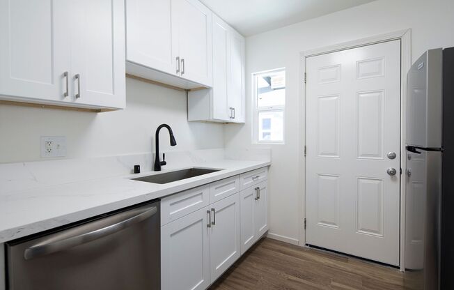 3031-3037 Luna Avenue