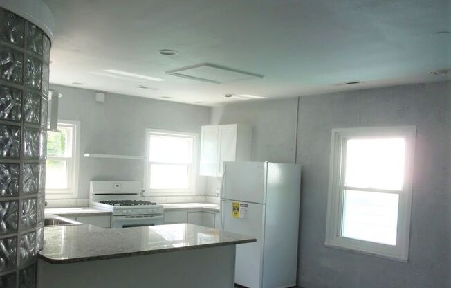 Studio, 1 bath, 600 sqft, $1,249, Unit 524 S 4th St.-Apt C