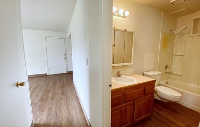 2 beds, 1 bath, $1,295, Unit 4