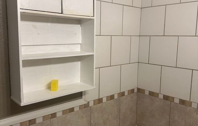 1 bed, 1 bath, 700 sqft, $780, Unit 425 Leeds Ave