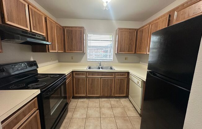 3 Bedroom, 2.5 Bathroom Triplex Near UCF!