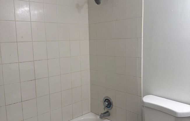 3 beds, 1 bath, 1,000 sqft, $1,800, Unit 145HS