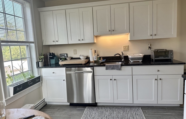 3 beds, 1 bath, 900 sqft, $3,200, Unit 3