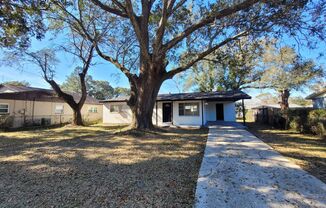 7831 Untreiner Ave Pensacola: MOVE IN SPECIAL!! Waived $350 Cleaning Fee!!!!!