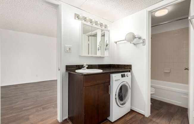 1 bed, 1 bath, 727 sqft, $1,425, Unit Q109